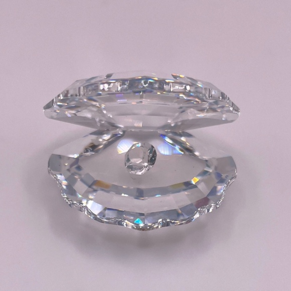 Swarovski oyster crystal figurine with original box.